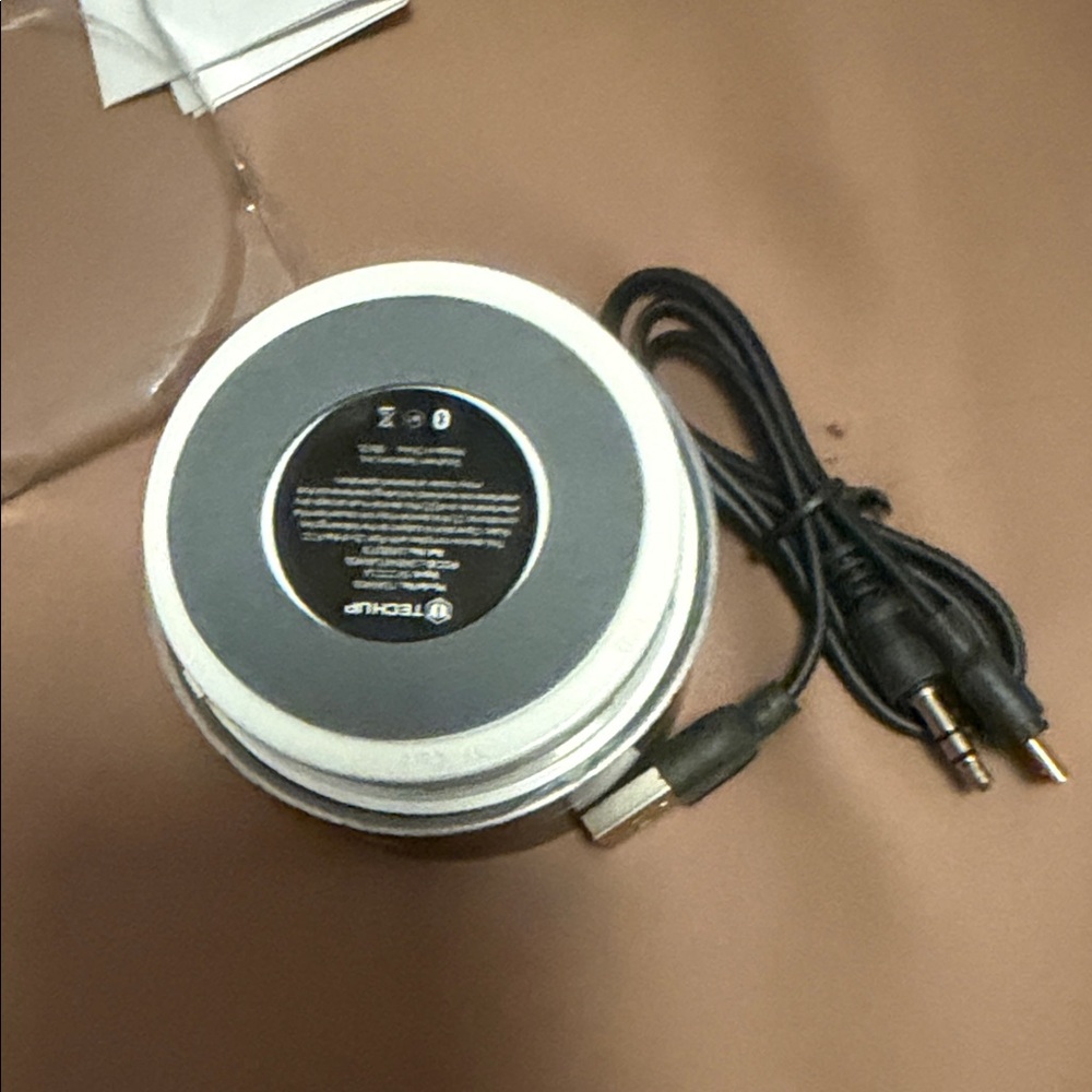 Compact Bluetooth Speaker free earbuds - Picture 3 of 5